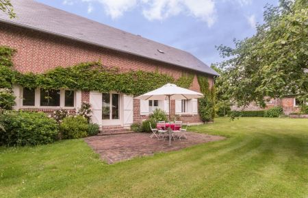 G&icirc;te n&deg;3025 Le Mesnil-sur-Blangy - Calvados - Terrasse plein Sud du Pressoir