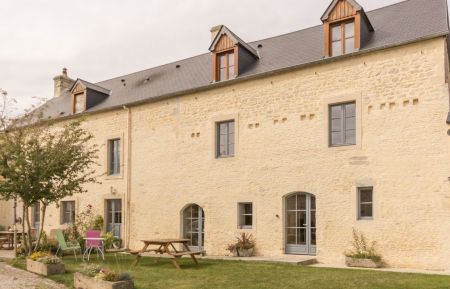 Chambre d'h&ocirc;tes n&deg;5645 Grandcamp-Maisy - Calvados - Devant les chambres. 