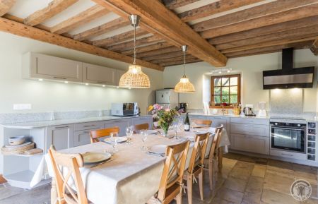 G&icirc;te n&deg;2302 Longues-sur-Mer - Calvados - RDC, table et armoire a vaisselle. First floor, cupbboard. 