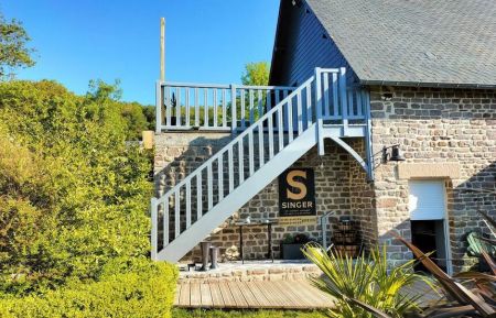 G&icirc;te n&deg;3699 Souleuvre en Bocage - Calvados - Escalier permettant l'acc&egrave;s au g&icirc;te