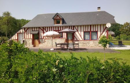 G&icirc;te n&deg;3412 Courtonne-la-Meurdrac - Calvados - Au printemps... deux terrasses et jardin.