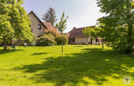 Chambre d'h&ocirc;tes n&deg;5922 Moyaux - Calvados - Entr&eacute;e de la chambre d'h&ocirc;te = escalier ext&eacute;rieur &agrave; gauche 