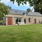 Vue extérieure avec terrain de pétanque à gauche le long de la maison Vue extérieure avec terrain de pétanque à gauche le long de la maison