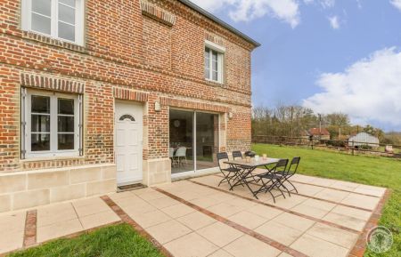 G&icirc;te n&deg;3617 Formentin - Calvados - Maison en briques de 85 m2, entour&eacute;e d un grand jardin, avec parking priv&eacute; (2/3 voitures) et abri de jardin. Terrasse  plein sud sans vis &agrave; vis, avec une vue d&eacute;gag&eacute;e sur la campagne vallonn&eacute;e typique du Pays d Auge. mobilier jardin et barbecue