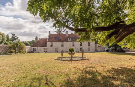 G&icirc;te n&deg;2581 Amay&eacute;-sur-Orne - Calvados - Grand parc devant le manoir clos