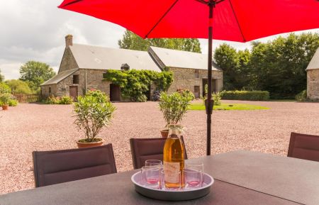 G&icirc;te n&deg;2848 Cormolain - Calvados - Vue sur la cour 