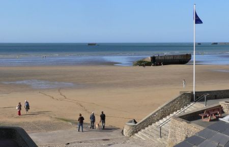 G&icirc;te n&deg;2359 Arromanches-les-Bains - Calvados - CALE NEPTUNE - VUE DE LA CHAMBRE -ACCES PAR DIGUE MER A 20 METRES DU GITE 
.
