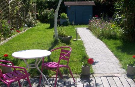 City Break n&deg;2495 Honfleur - Calvados - Terrasse plein sud  avec au fond du jardin le cabanon pour les transats, parasol, barbecue
