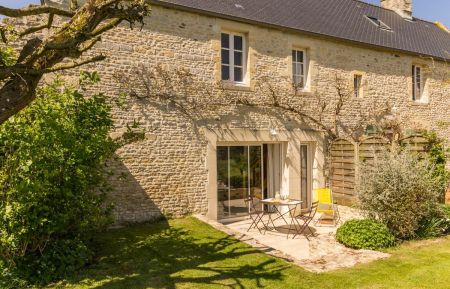 G&icirc;te n&deg;1777 Manvieux - Calvados - terrasse &agrave;   l' arri&egrave;re de la maison au printemps MARS avant les fleurs de glycine